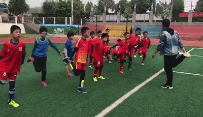 绿茵赛场展雄风,鼎足足球