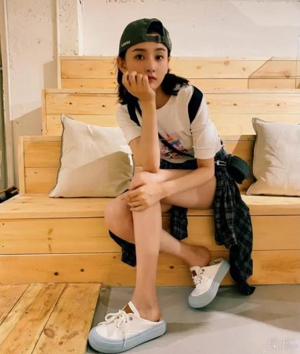 杨幂穿连体短裤时尚大片,杨幂现身粉色风衣配短裤