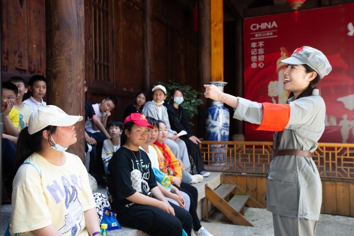 宜昌这个地方产美女，有一个大家都认识，现在还能让熊孩子涨知识