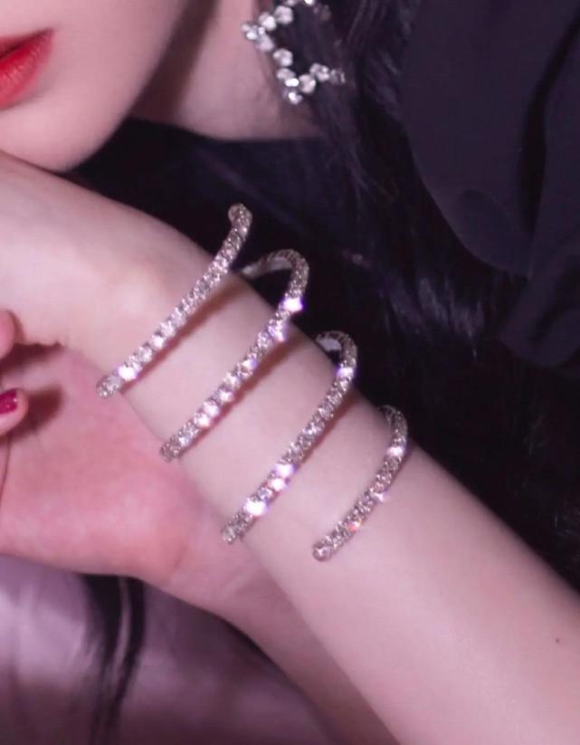 鞠婧祎疑穿山寨衣服的同款,鞠婧祎疑穿山寨衣服是真的吗