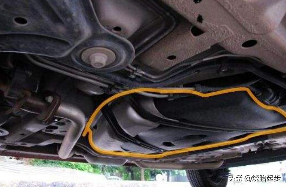 趁着油价便宜，一次加200块钱油？修车师傅：开车连点常识都不懂