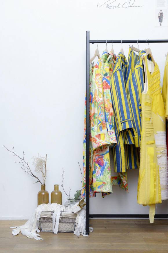 揭秘李宇春千玺舒淇都钟爱的衣服，为了推广中国风她吃尽苦头