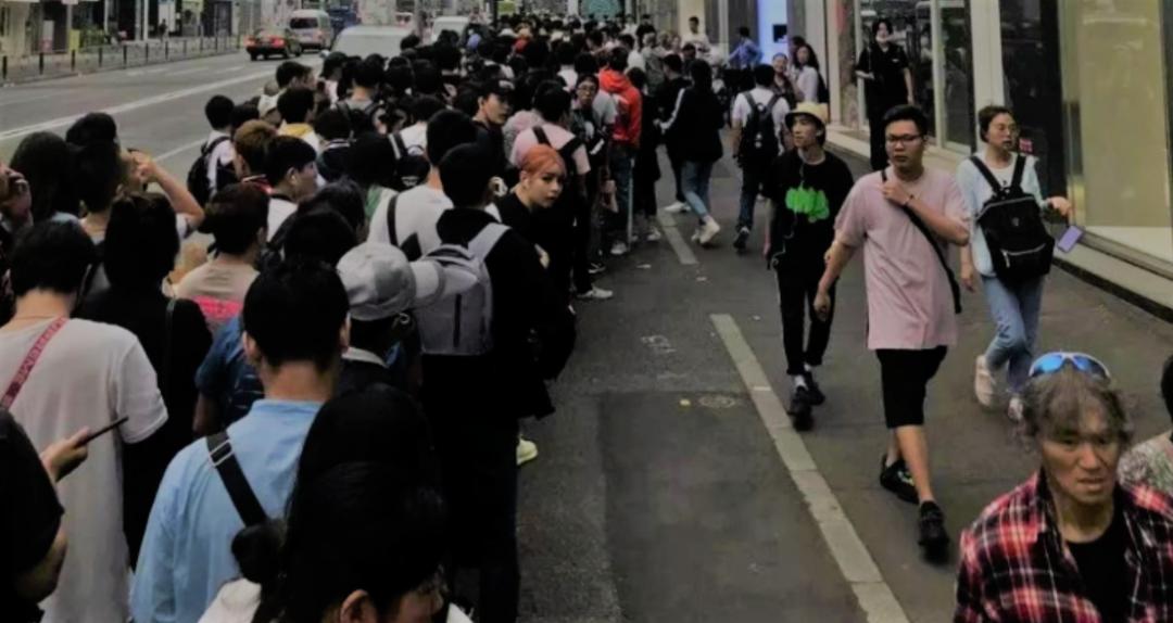 年入90亿，凌晨排队抢不到！史上最丑鞋王，为何突然爆火？