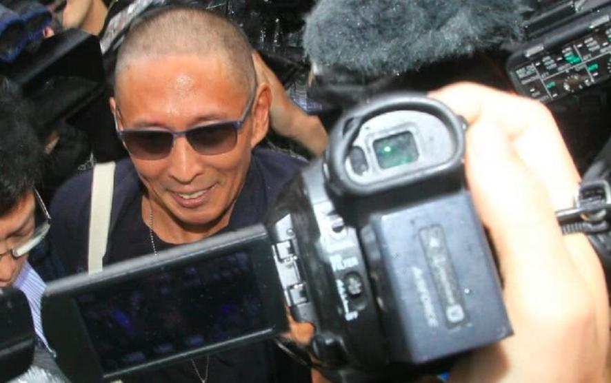 钮承泽被曝性侵后现身警察局，剃了个光头，网友：想直接进去了？