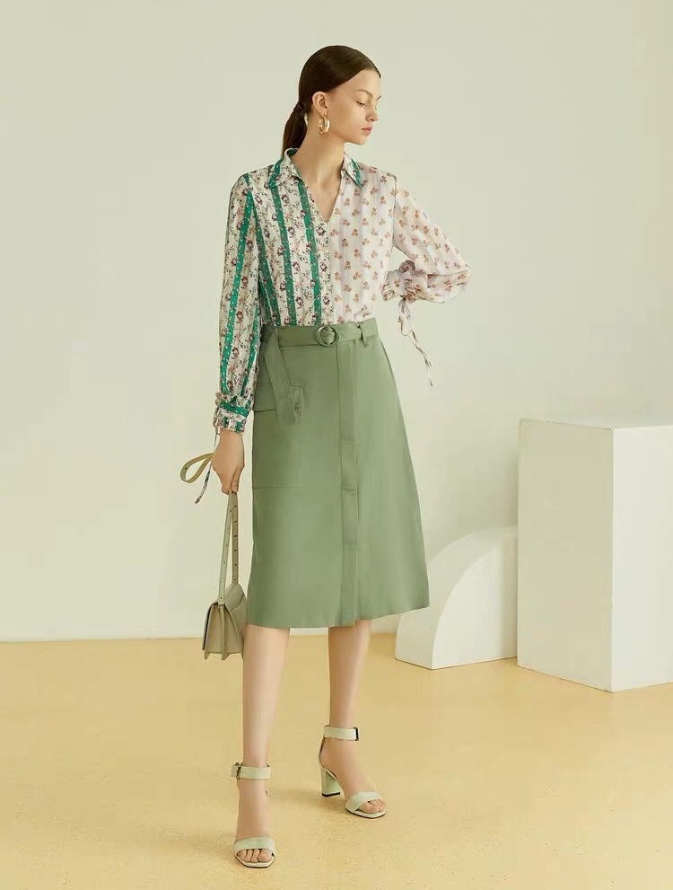 2022新款连衣裙洋气网红爆款绿色,绿色碎花连衣裙搭小白鞋还是高跟