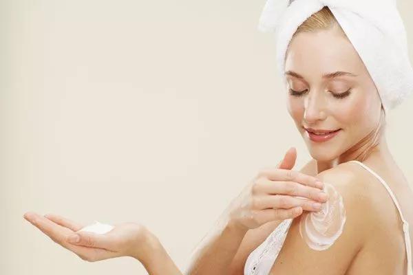 冬天又干又痒的皮肤，用精油一下子就水嫩嫩了