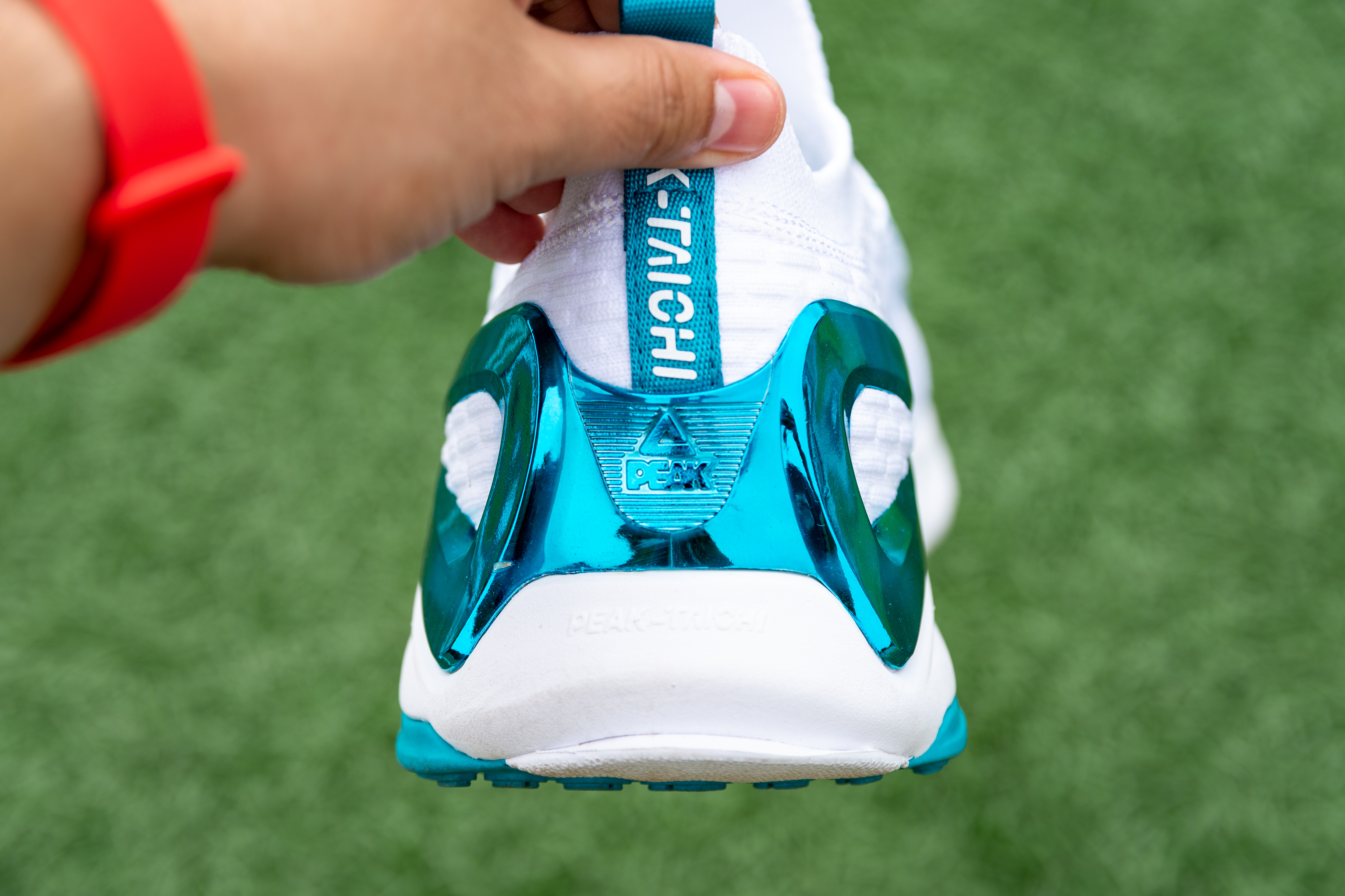 跑鞋硬弹脚感,跑鞋黑科技鞋名