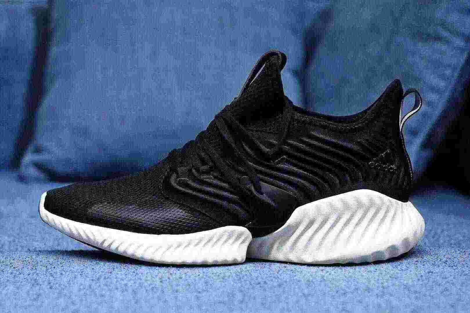 国际潮鞋跌倒,时尚博主以穿假鞋为荣,畸形风气危害有多大?