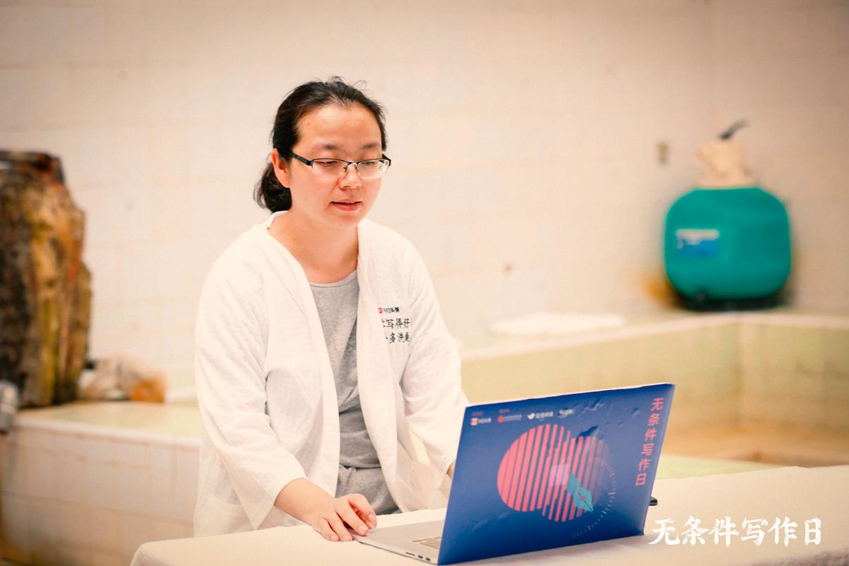 这个夏天，我们把写作搬进了胡同的澡堂里|无条件写作日