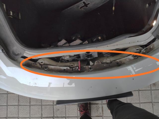 拆掉保险杠做油漆才能做得更完美，这辆保时捷博克斯特就是例子