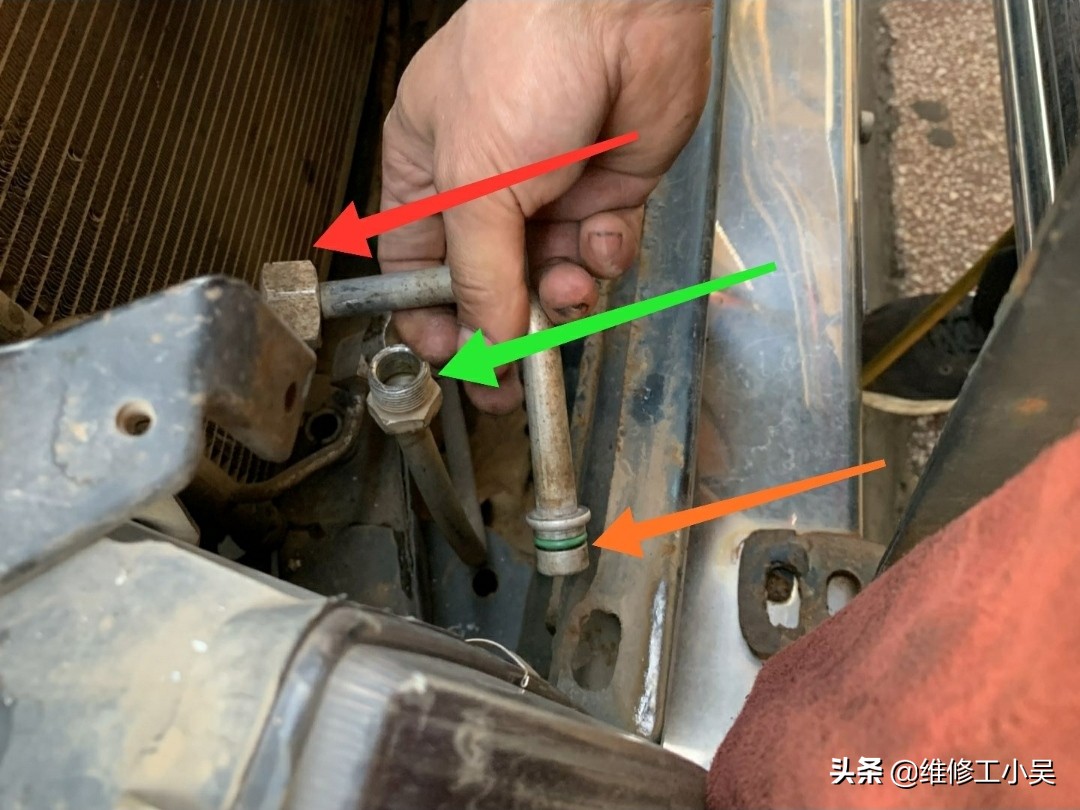 空调修理师傅泄漏氟利昂,汽车空调管道漏氟维修多少钱