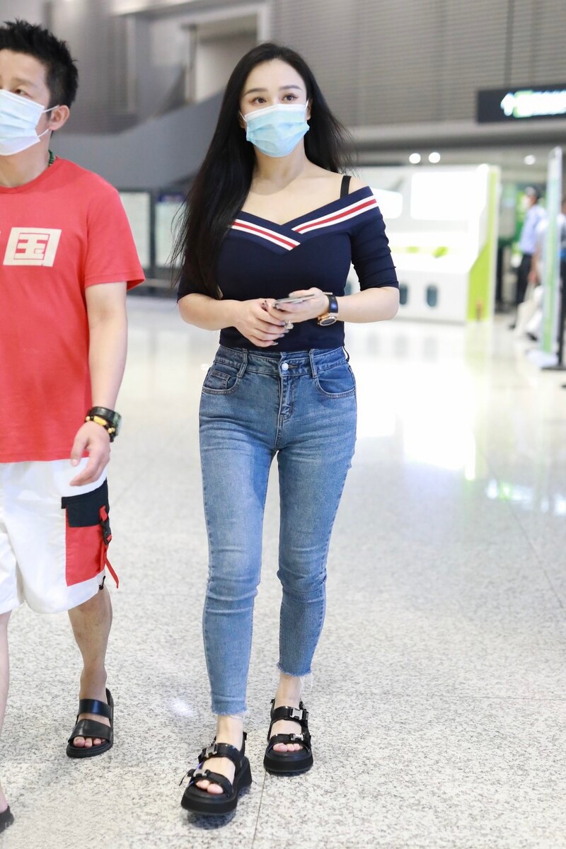 冉莹颖辣妈好身材穿搭,冉莹颖穿凉鞋图片