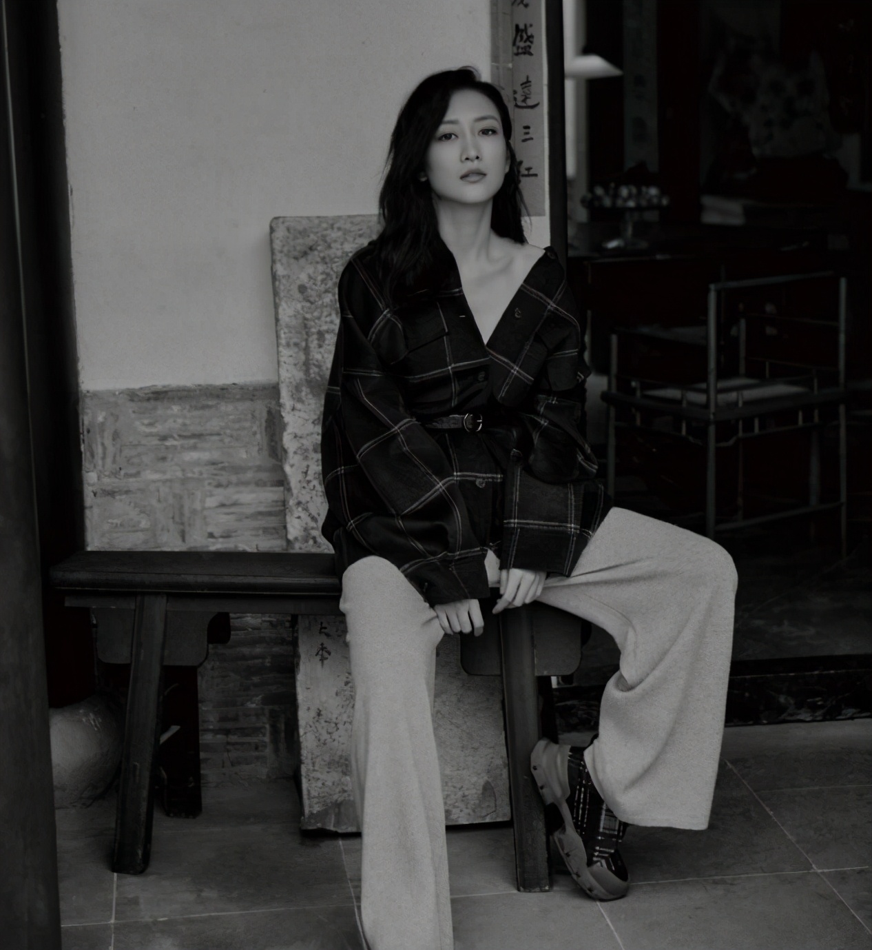 王鸥深蓝工装裤,王鸥穿灰色内搭