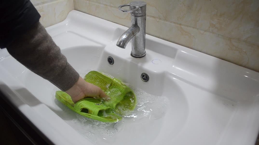 怎样让脏了的拖鞋洁净如新,拖鞋又脏又黑怎么清洗