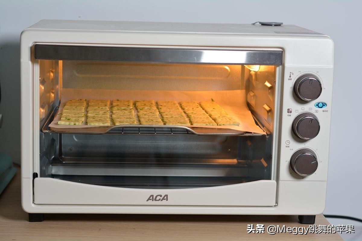 无油苏打饼干自己做,教你轻松做无糖无油小饼干