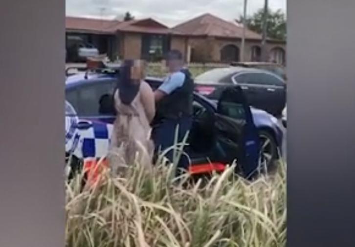 澳洲女子朝警察吐口水,称自己要去做病毒检测,下一秒被放倒