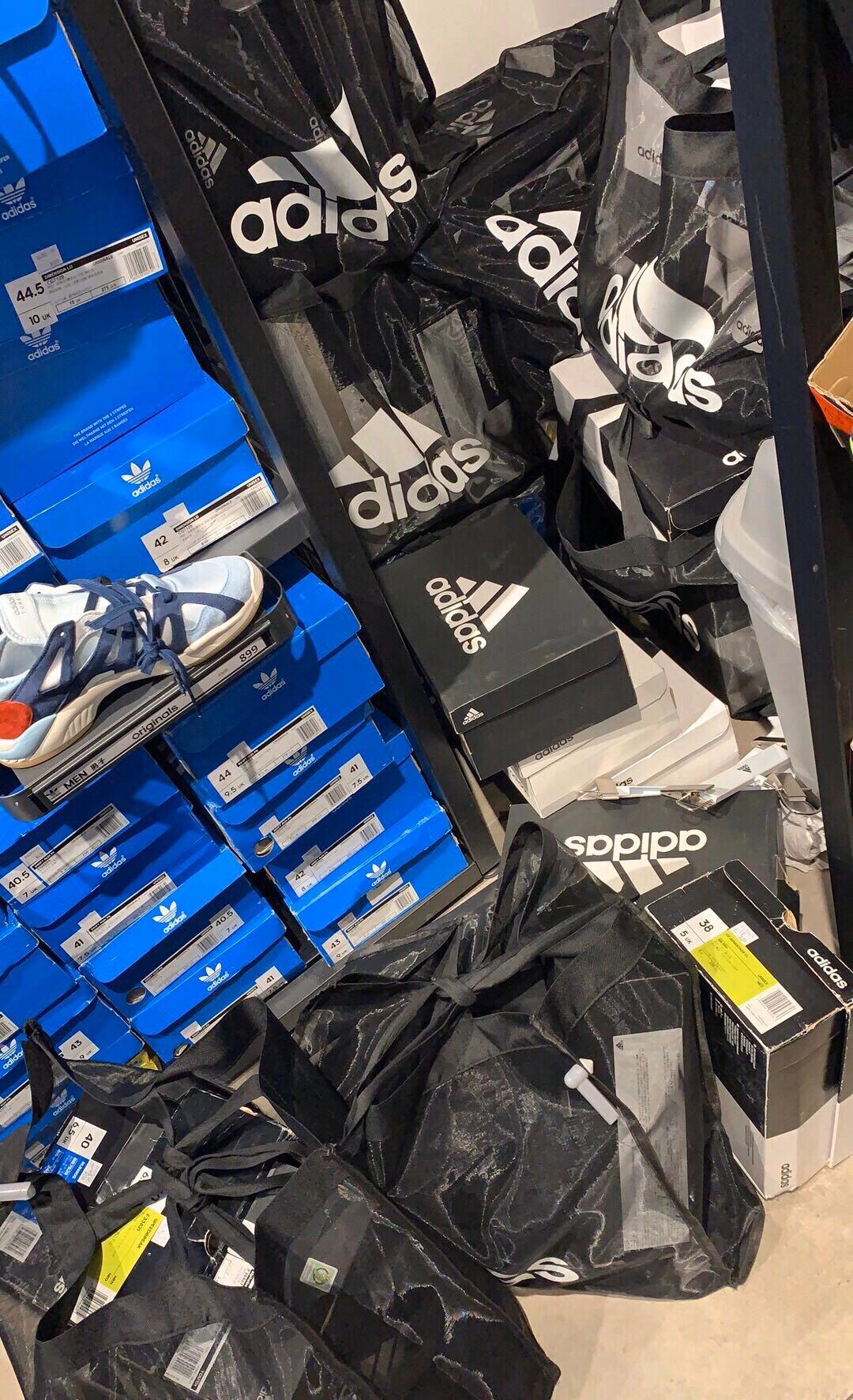 现在买阿迪耐克的多吗,临街的耐克阿迪为啥这么便宜