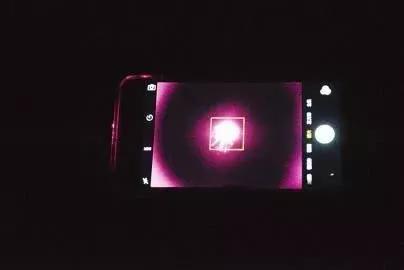 使用手机检测房间内针孔摄像头,男子住房发现针孔摄像头