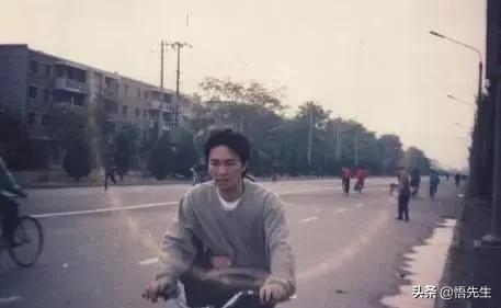 霍金年轻时帅气的照片,霍金年轻时帅照