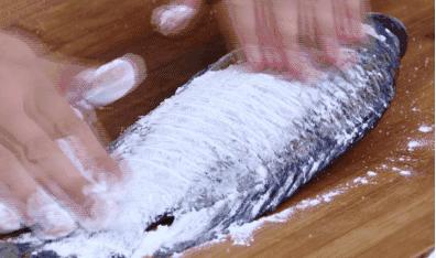 煎鱼不粘锅掉皮简单方法,怎么煎鱼不粘锅掉皮