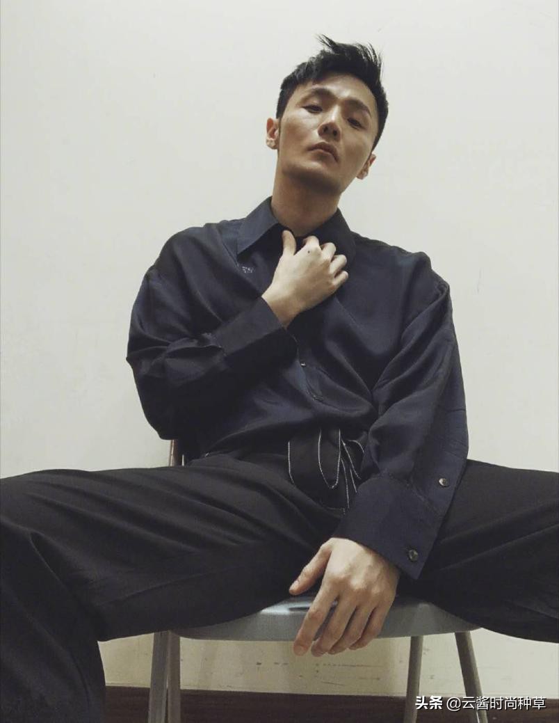 李荣浩半拉链风衣搭配,李荣浩穿搭工装裤