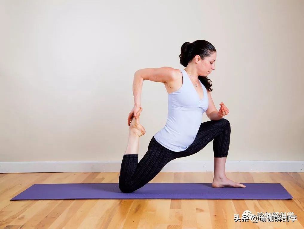 瑜伽横叉热身瑜伽体式,瑜伽零基础怎么学会竖叉