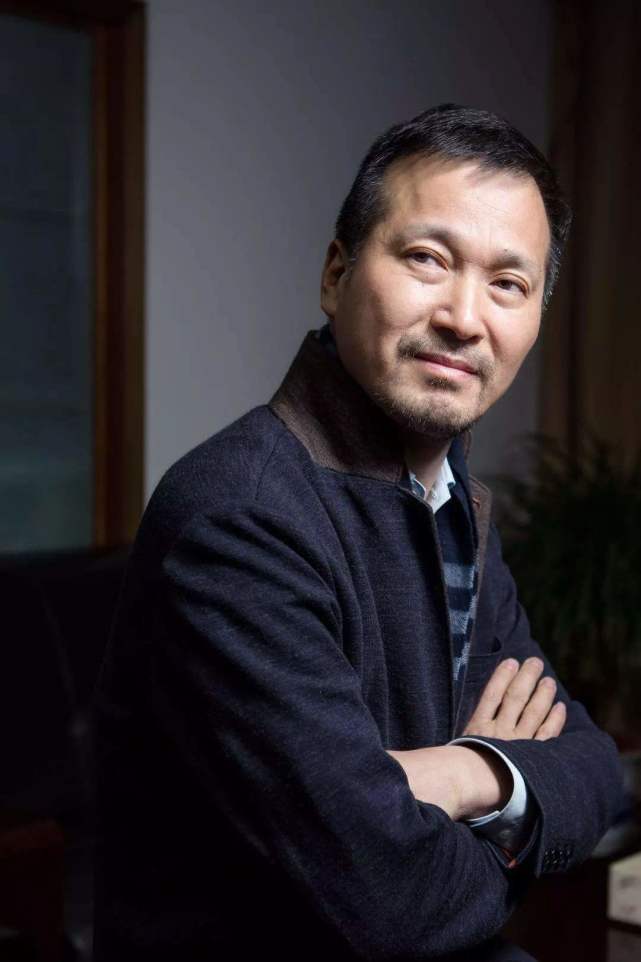 这俩人疫情期间赚疯了，一个卖猪肉赚了千亿，一个卖排插赚了千亿