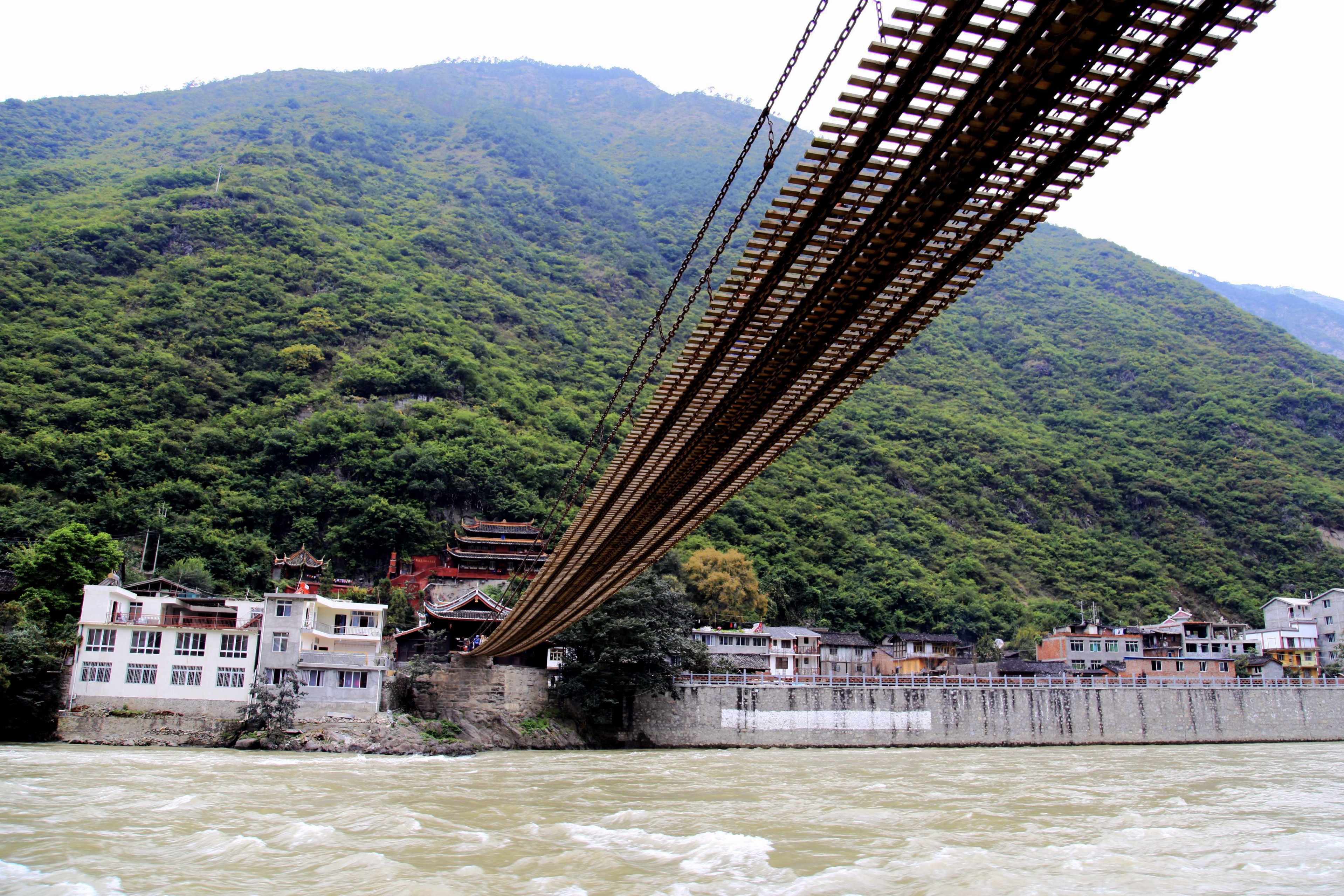 终于弄清楚，红军长征时飞夺的泸定桥由12164个铁链组成