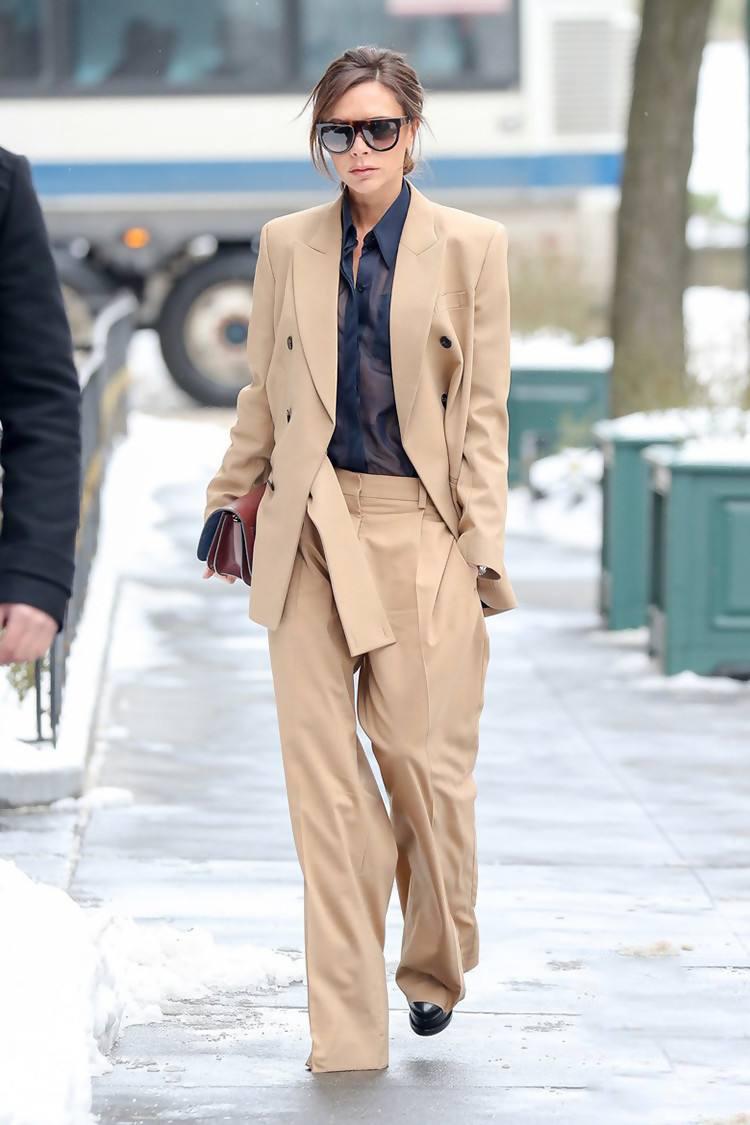 秋冬用好奶茶色穿出高级感,显白的奶茶色让你气质甜美高雅