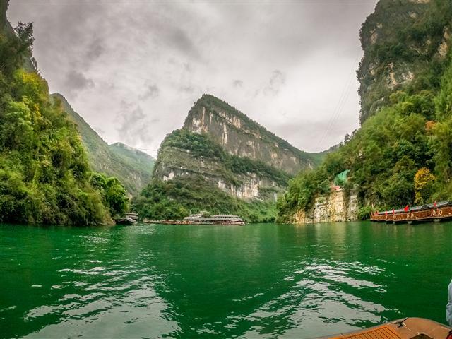 三峡游轮上水下水哪个好玩,三峡游轮上水和下水哪个好
