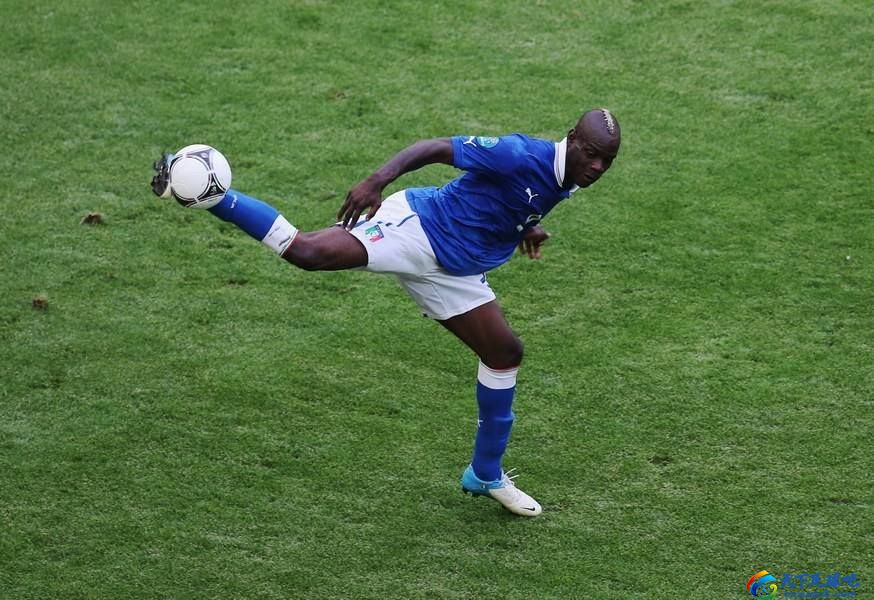 2014世界杯巴洛特利曼奇尼,巴洛特利维护曼奇尼