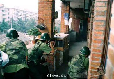 当年枪战视频曝光！*诱色**劫杀、身负7命的蛇蝎美人落网