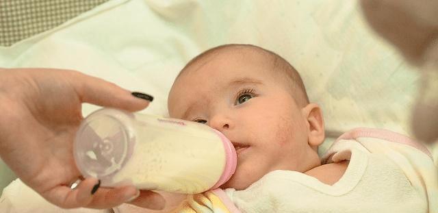 宝宝总是打嗝就吐奶怎么回事啊,宝宝总是打嗝反胃吐奶