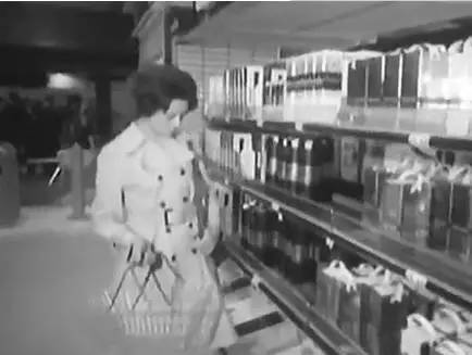 戴15元手表,却秘密捐出560亿:人活到极致,一定是素与简