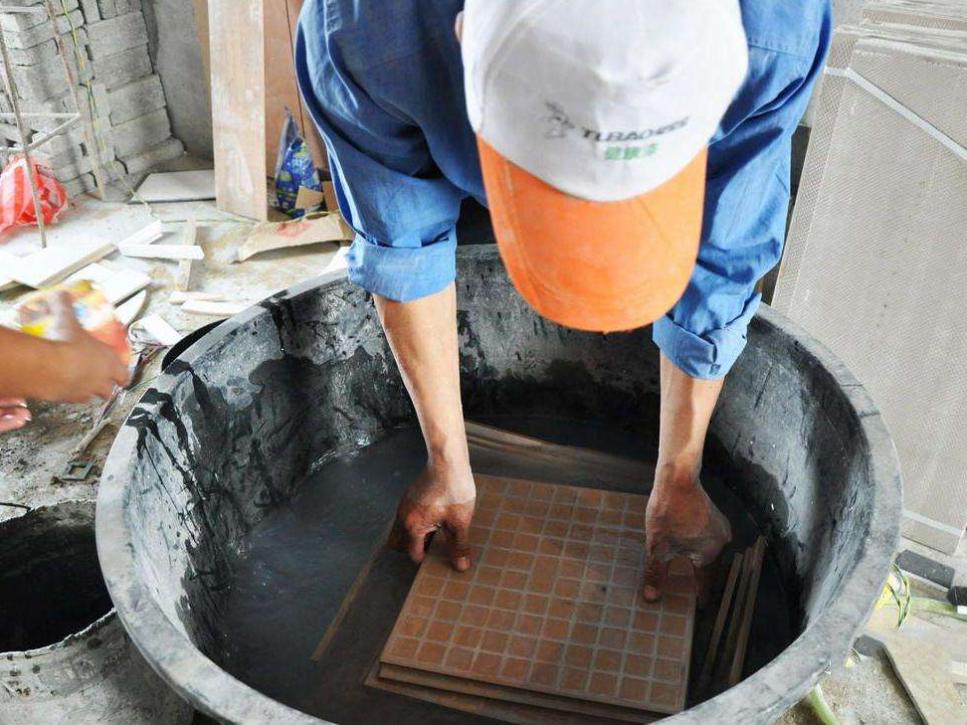 新房入住不到一个月顶上开裂,新房入住不到一年墙皮脱落