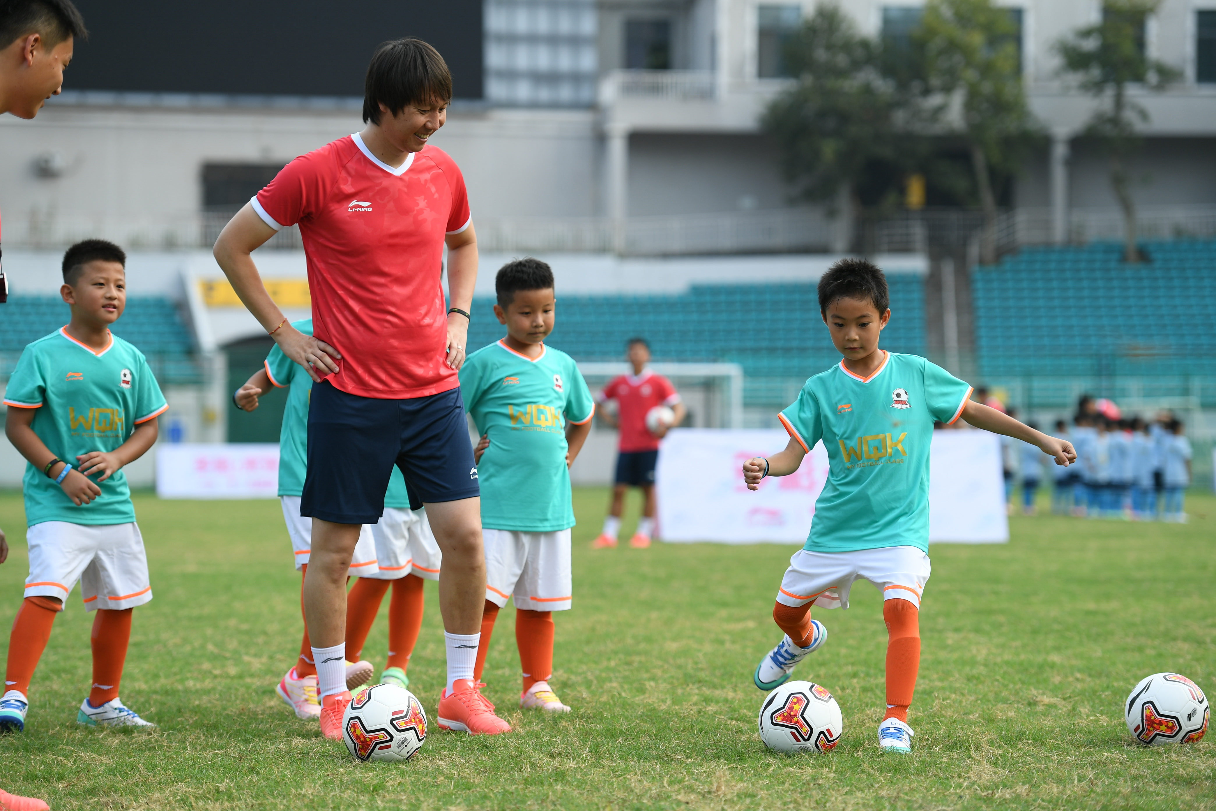 李宁李铁二代足球鞋袋鼠皮,李宁足球鞋短钉水墨