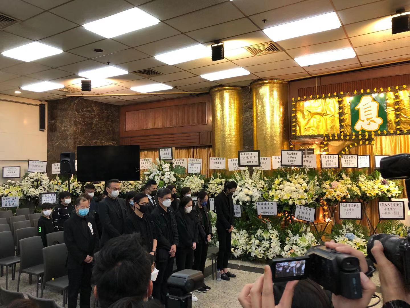 吴孟达丧礼现场直击：灵堂一片花海，周星驰第一个到场，刘德华、吴君如悼念，影迷送行，家人用达叔金句致谢