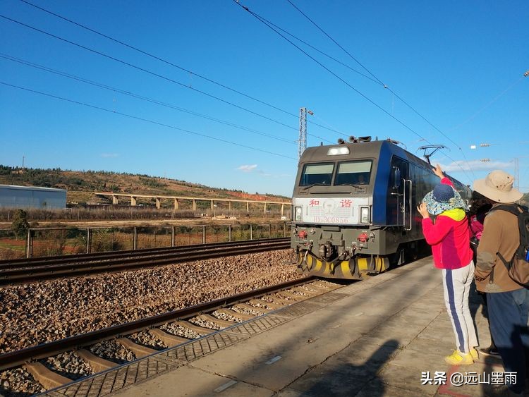 冬日阳光明媚,随走昆明松茂水库周边,遇见小村庄里的老式手工活