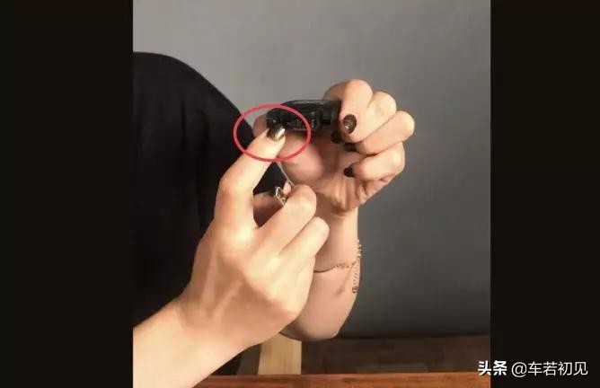 别花冤枉钱新车必备配件看这里,一秒钟教会你更换汽车钥匙电池