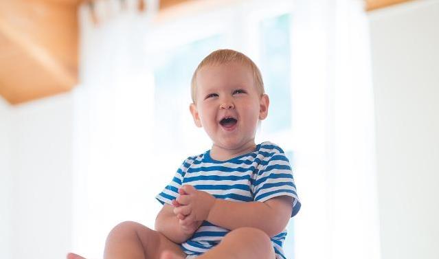 宝宝喜欢“掐人”求关注，家长别觉得是好玩，要及时纠正，附建议