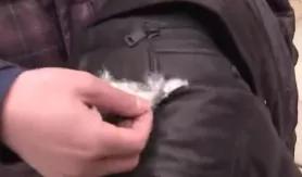 花一千多买的皮衣，用手一撕就破！老板辩解却当场“翻车”