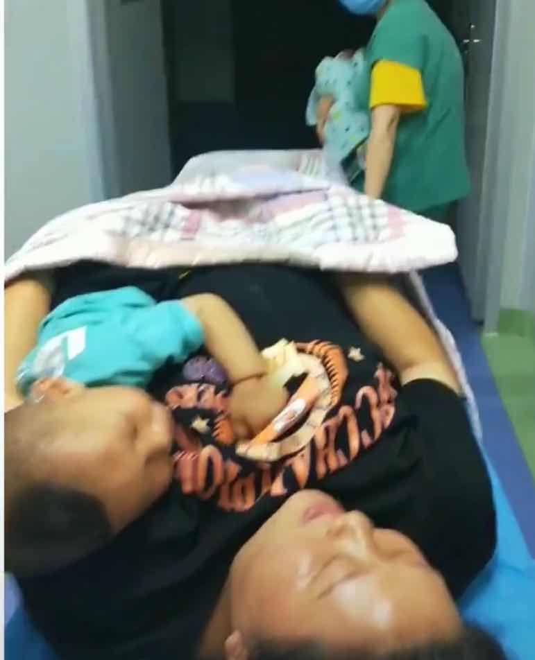 二胎妈妈带着大宝到医院生孩子,二胎孕妇深夜带大宝到医院生孩子