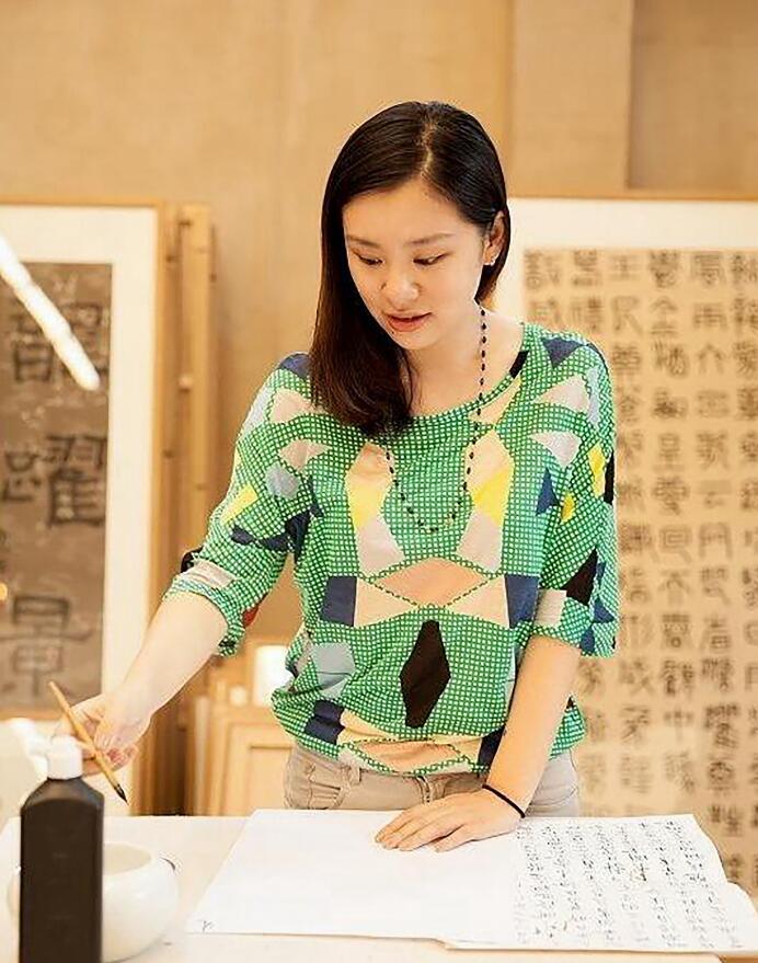 她没上中学，10岁被人称神童，20岁被人称才女，她叫林曦