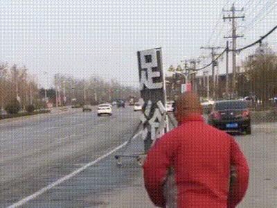 当你发现你*载下**好几天的游戏，但是电脑带不动这个游戏玩不了时！