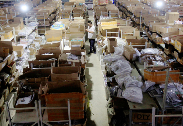 河南卖十字绣残疾小伙装假肢,山东残疾小伙卖十字绣