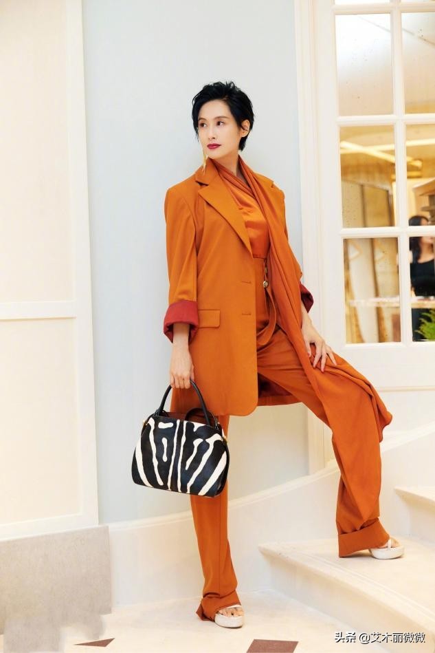 朱茵短发造型御姐范十足,朱茵穿黑色高垫肩流苏裙知性优雅