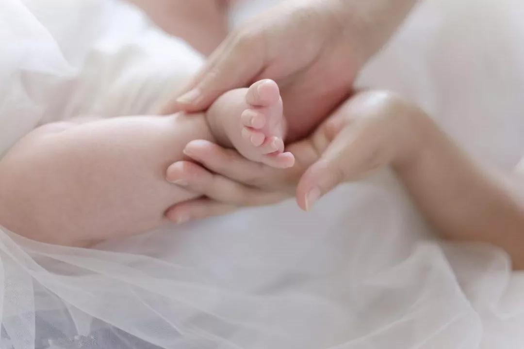 新生儿打嗝拍不掉,新生儿打嗝怎么办快速止嗝