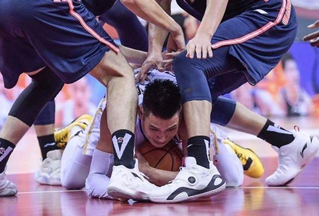 林书豪突破被恶意犯规,为啥林书豪被恶意犯规这么多