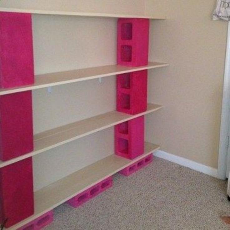 利用红砖搭建的书架,装修废木板自制多层书架