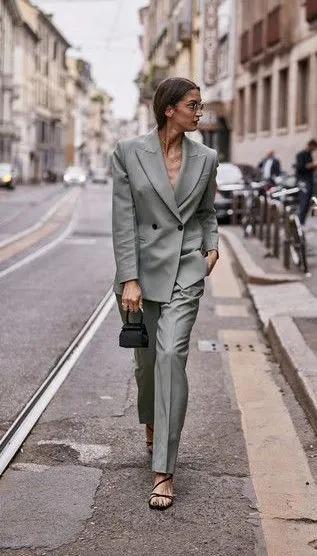 夏季时尚御姐凉鞋穿搭,气质牛皮凉鞋怎么搭配裤子